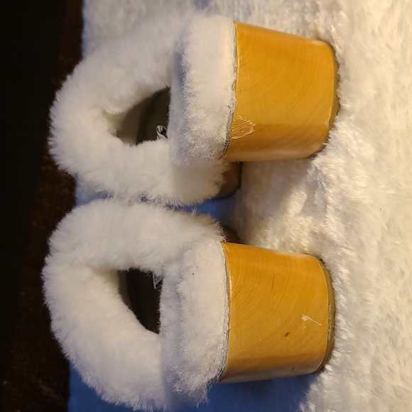 UGGS - Picture 10 of 10